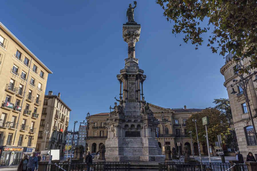 Pamplona 037 - monumento a los Fueros.jpg